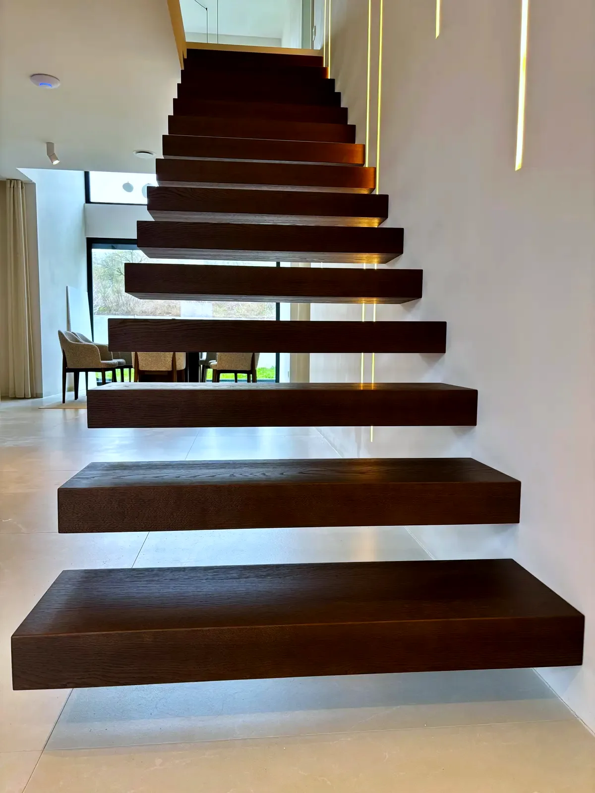 Kragarmtreppe – dunkles Holz, ohne Geländer, LED-Lichtfugen – Projekt von Treppen Sonsala