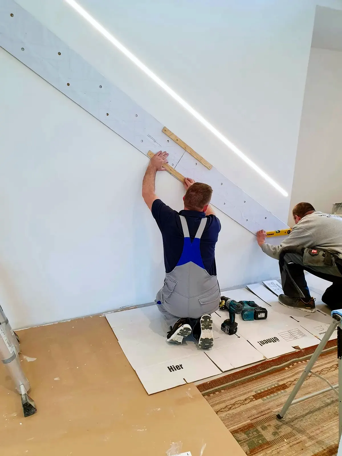 Unser Montageteam beim Ausrichten einer Kragarmtreppe