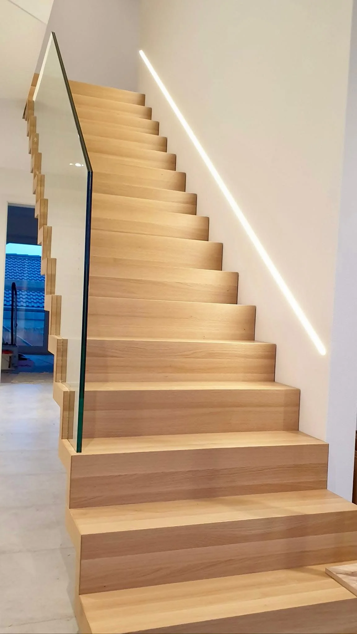 Faltwerktreppe – Eiche natur, Stahlgeländer, LED-Wandspots – Projekt von Treppen Sonsala